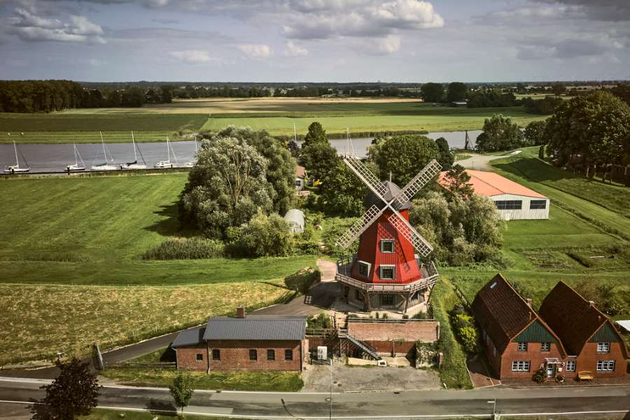 Historisk mølle får nyt liv med pandeplader, An der Fähre 3, 25573 Beidenfleth, Tyskland